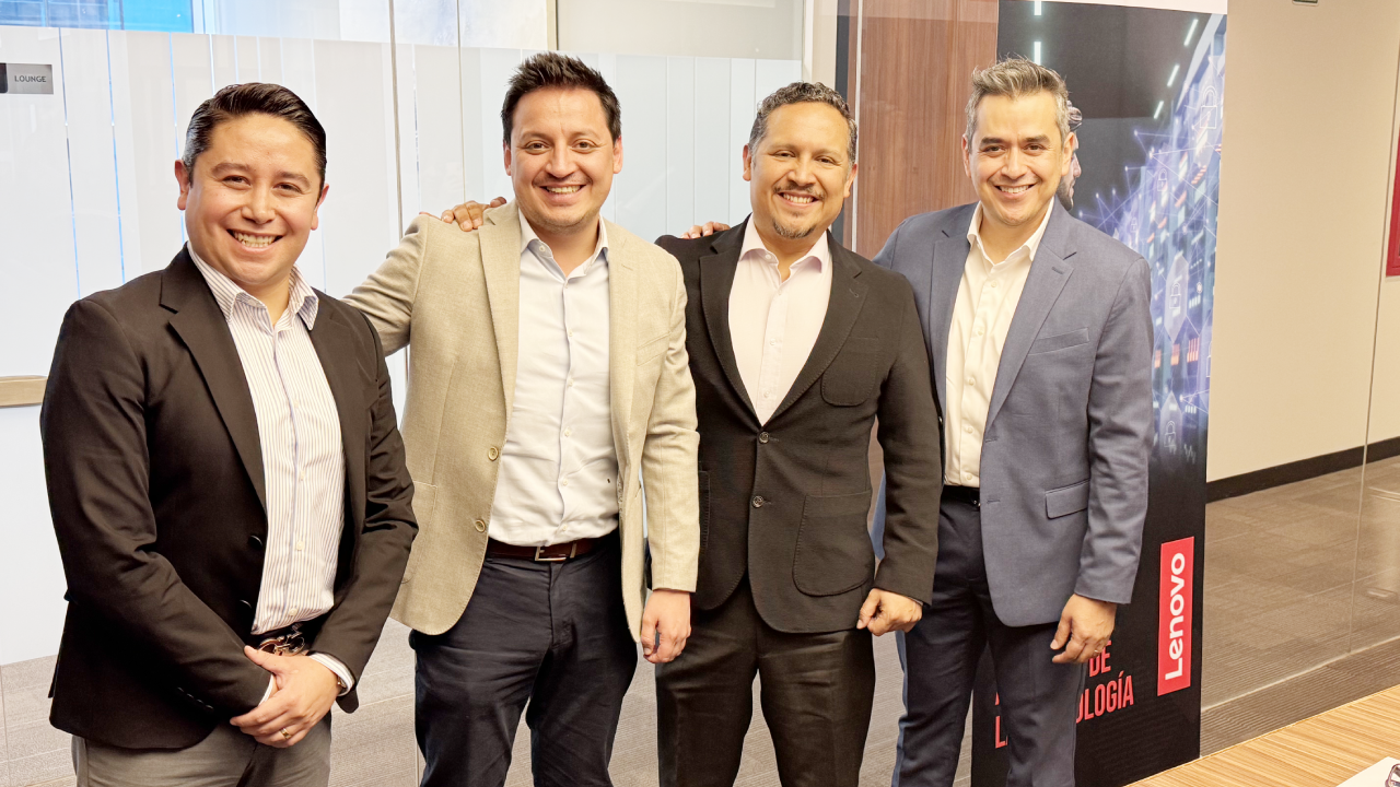 Alianza TD SYNNEX-Lenovo en pro de las soluciones valor. Guillermo Romo (Lenovo), Gerardo Calderón (TD Synnex), Josafath Ramírez (Lenovo) y Jaazyel Arroyo (TD SYNNEX).