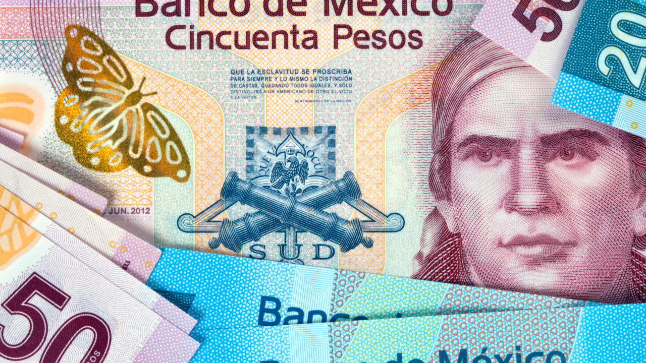 Peso Mexicano se mantiene estable ante recorte de tasa de Banxico