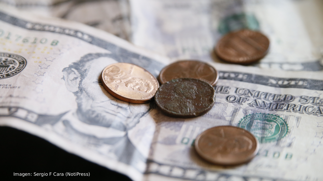 El dólar se debilita tras discurso moderado de Powell en simposio