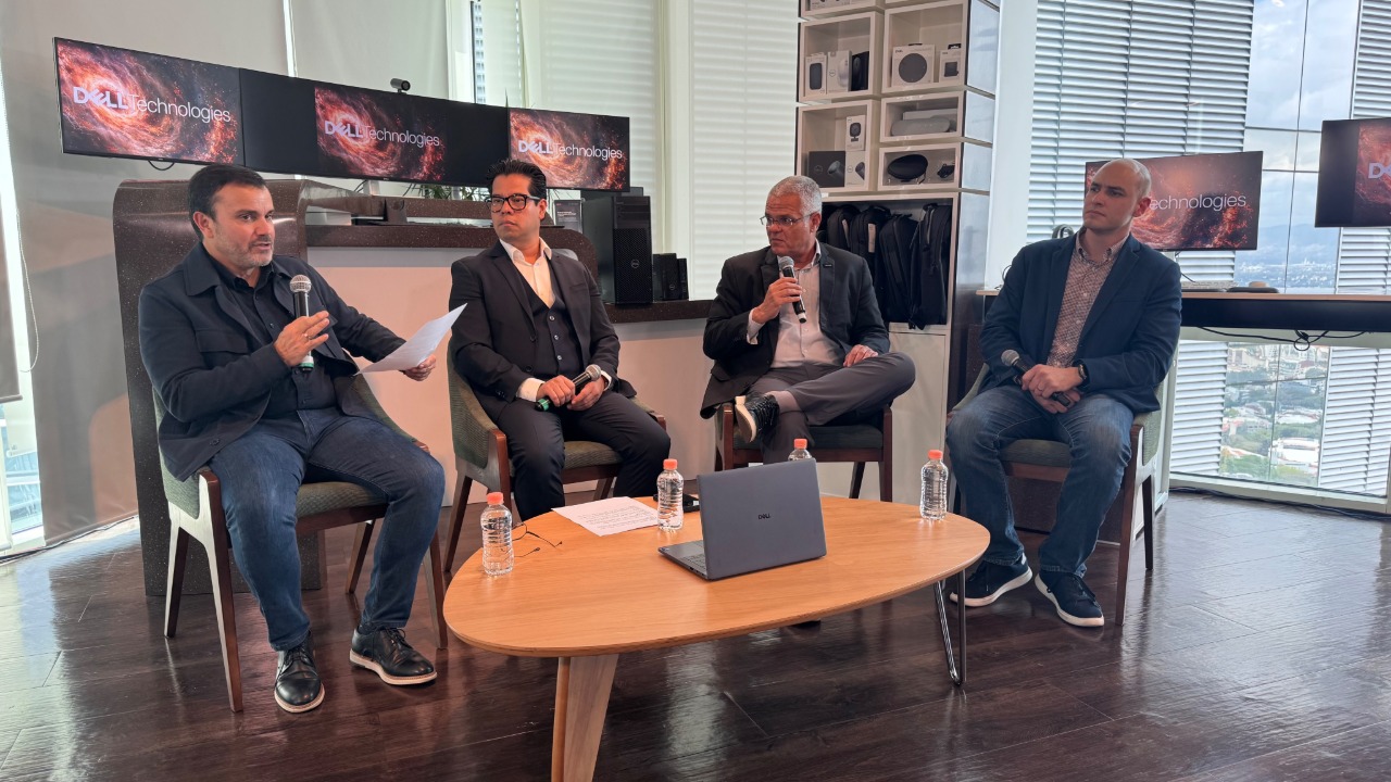 Grupo Reyes optimiza sus decisiones y procesos con Dell, NVIDIA e IA. (Izq. a der. Aguilar de Dell; Sevillano de Grupo Reyes; Aguiar de NVIDIA y Yáñez de Dell.)