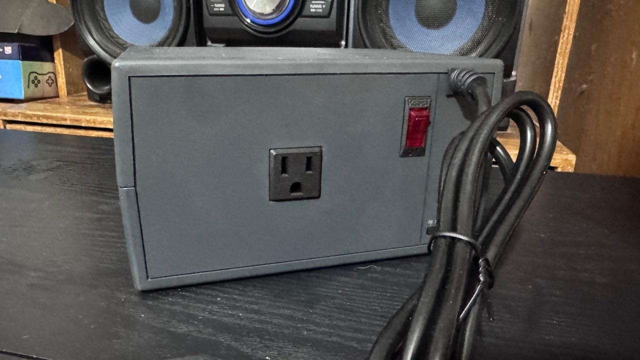 Regulador CyberPower LB2000VR para línea blanca.