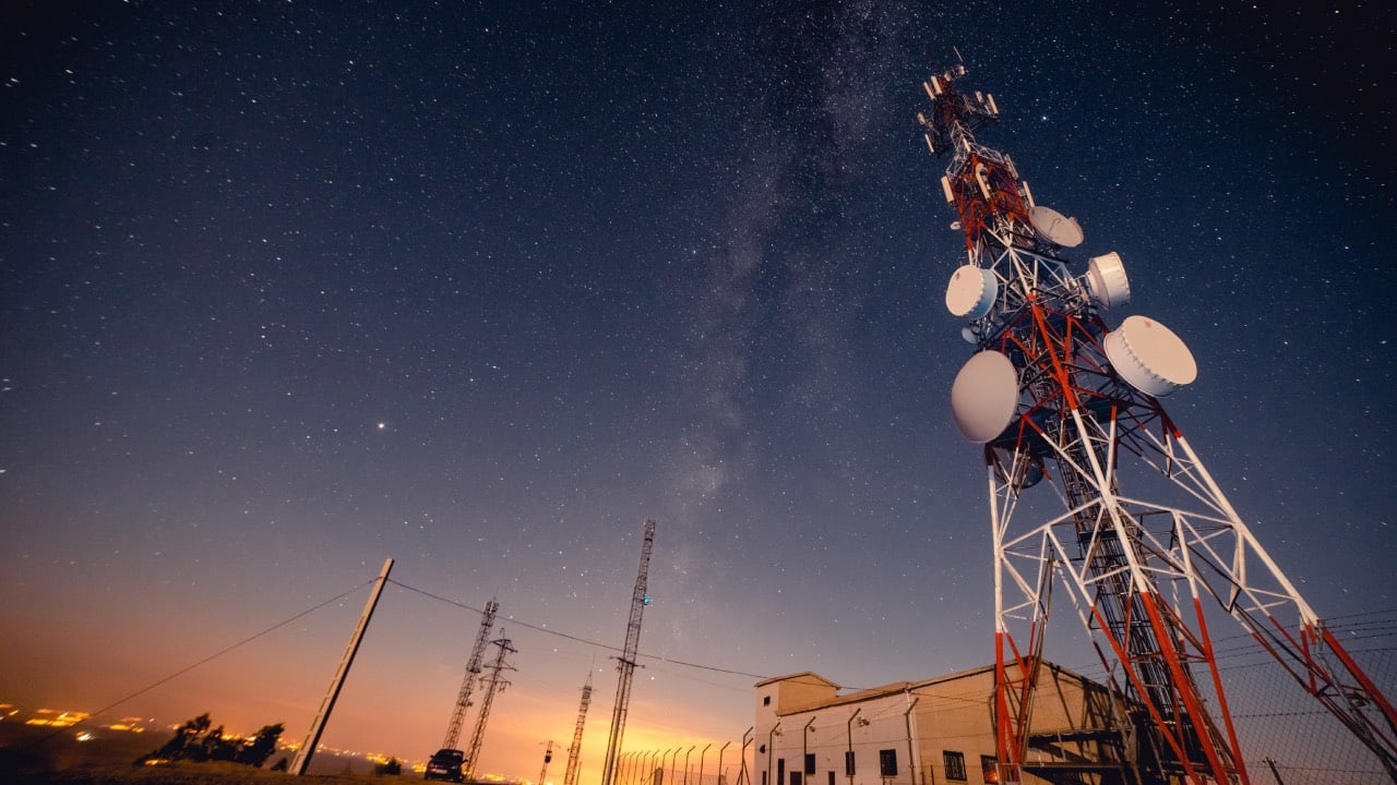 Operadores de telecomunicaciones, crecimiento moderado y cambio de modelo: Select