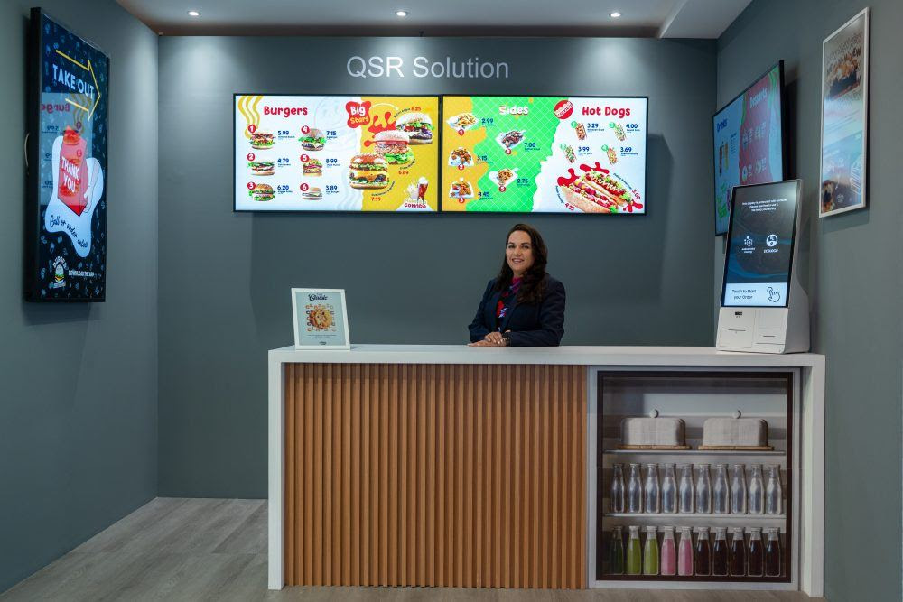 Ana Lira, directora de la división de B2B en Samsung Electronics México, durante la inauguración del showroom