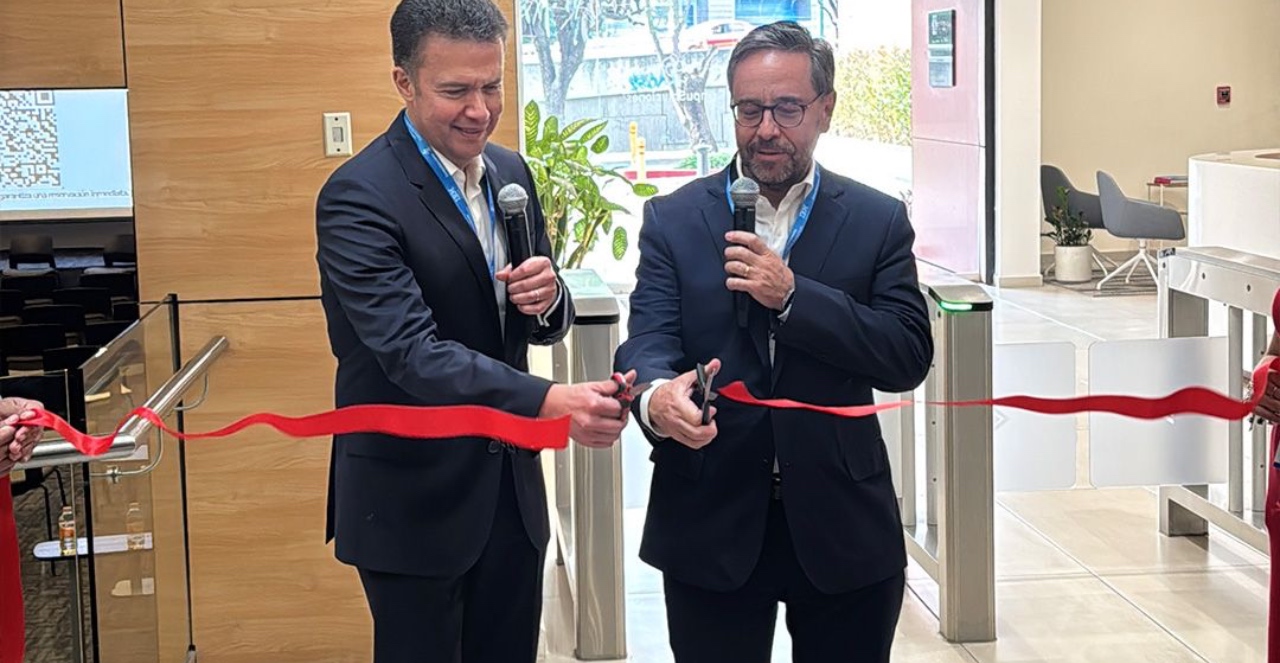 Juan Pablo Medina Mora de CompuSoluciones y Mauricio Torres de IMB durante la inauguración del nuevo CoE